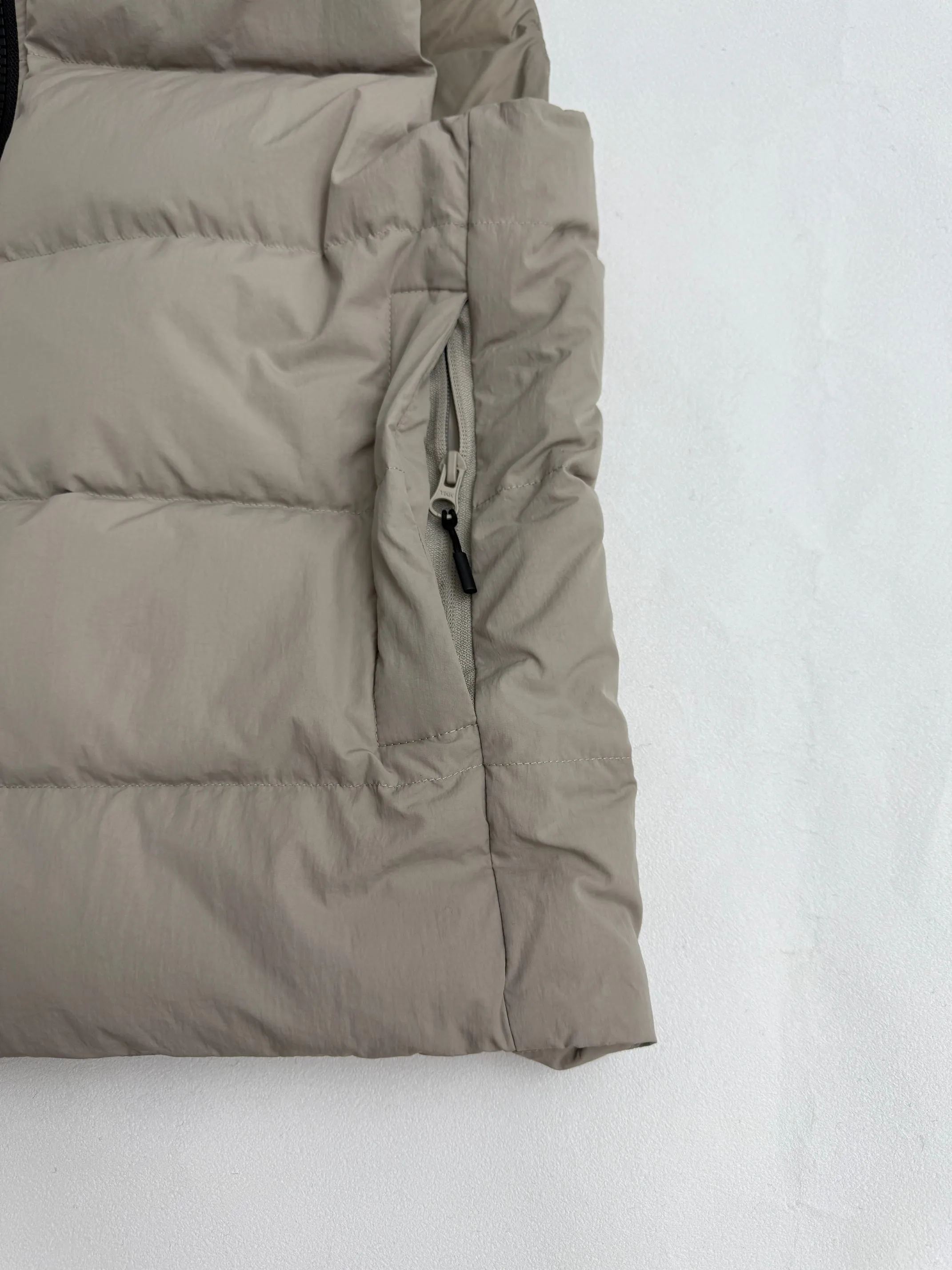 P710 Canada Goose Canada Goose Crofton Series Black Label Lightweight Down Vest S/M/L/XL
